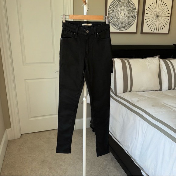 Levi’s 721 High Rise Skinny in Black - Picture 4 of 11